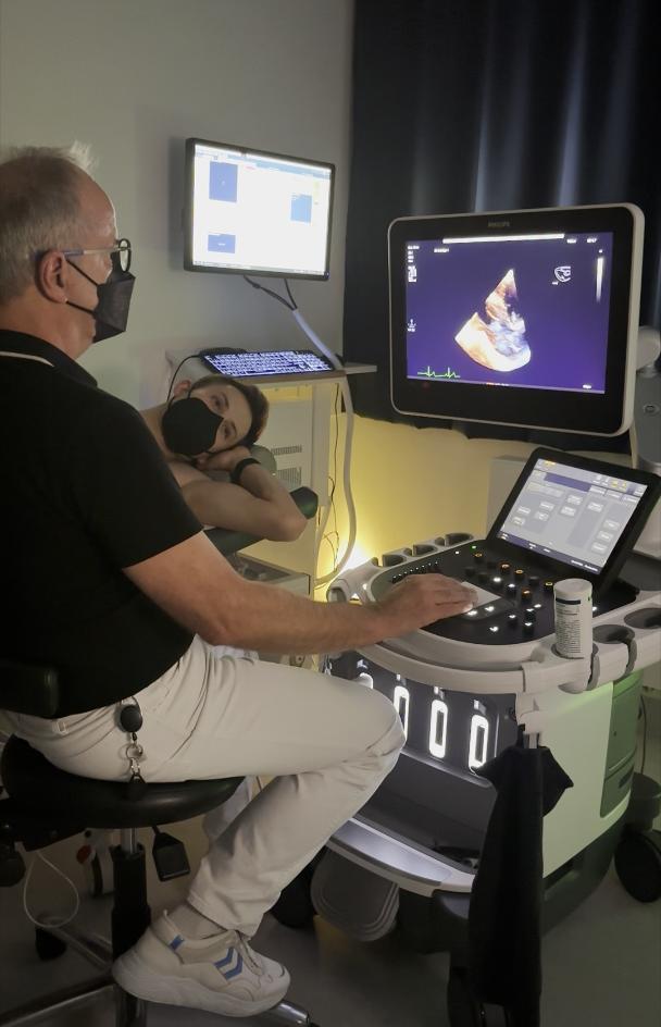 Dr. Morschheuser bei einem 3D-Herzultraschall