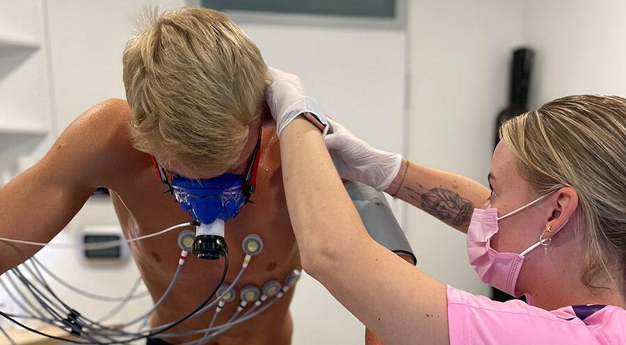 Vorbereitung der Spiroergometrie mit EKG-Elektroden