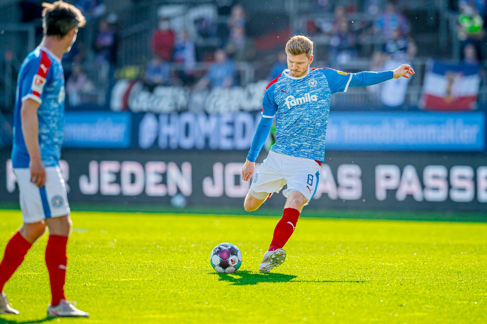 Fußballspieler beim Schuss