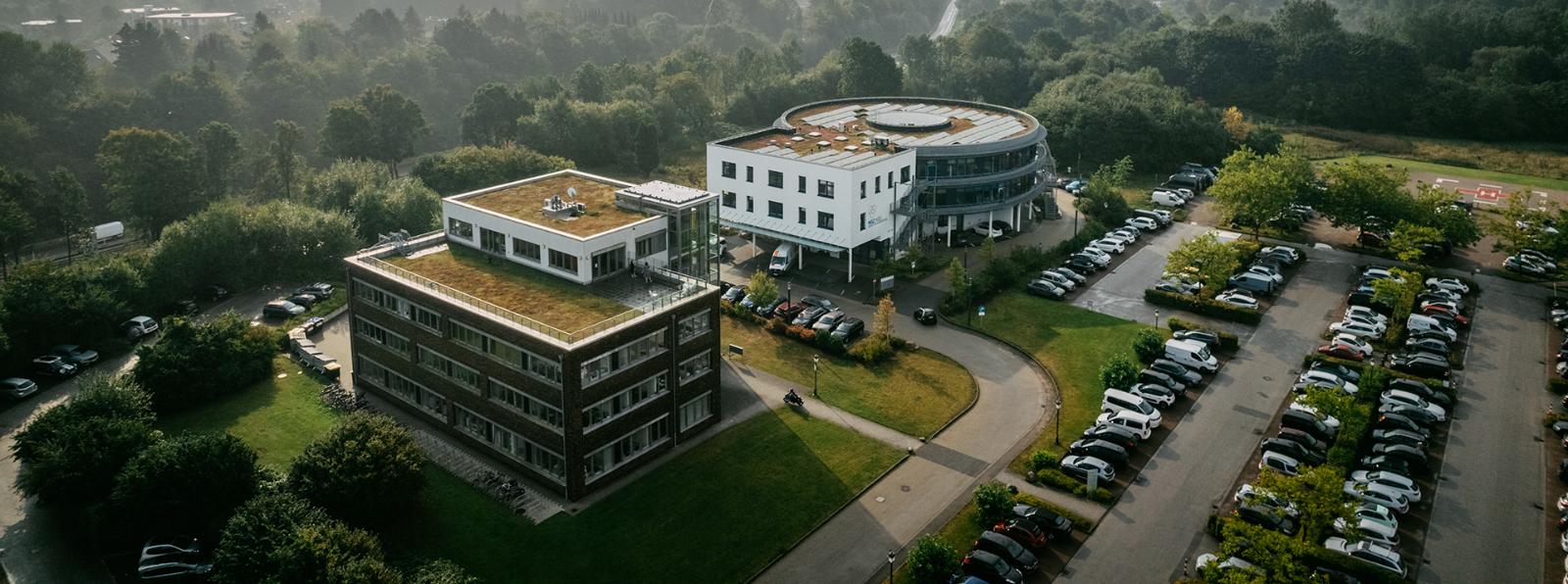 Luftbild des Praxisgebäudes am Steenbeker Weg