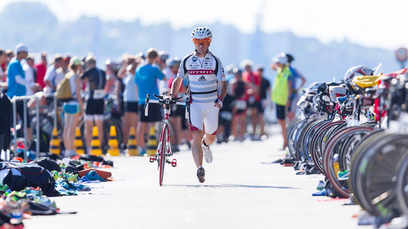 Triathlet in der Wechselzone